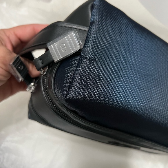Dior
Limited Edition
Toiletry Bag - Picture 7 of 8